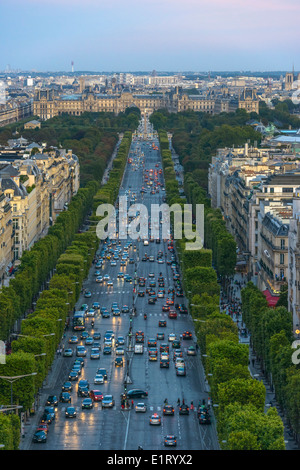 Champs-elysées, vu de l'Arc de Triomphe à Paris, France Banque D'Images
