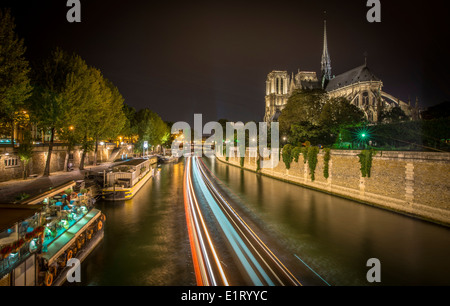 La circulation des bateaux dans la seine près de Notre-Dame de Paris, France Banque D'Images