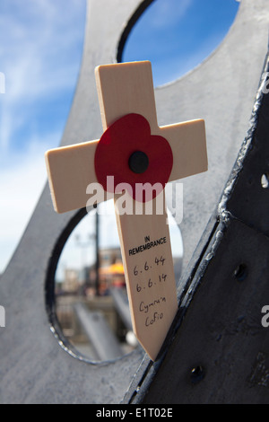 Coquelicot du jour fixé à la sculpture Cardiff Bay Banque D'Images