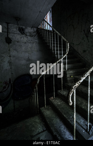 Escalier d'horreur et caché main creepy Banque D'Images