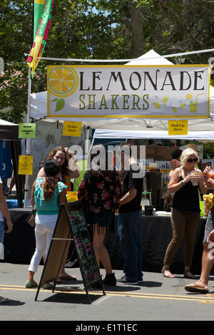 Lemonade stand sur une chaude journée d'été à une foire de rue à Tustin en Californie du Sud Banque D'Images