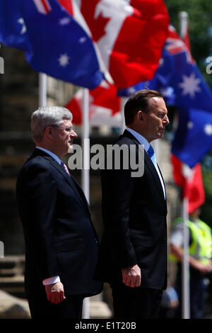 Ottawa. 9 juin, 2014. Le Premier Ministre Australien Tony Abbott (R) représente les honneurs militaires et un garde avec l'inspection d'accompagner le premier ministre canadien Stephen Harper à la colline du Parlement à Ottawa, Canada le 9 juin 2014. Abbott est le paiement d'une visite de deux jours au Canada et s'est entretenu avec son homologue canadien sur la Colline du Parlement le lundi. Crédit : David Kawai/Xinhua/Alamy Live News Banque D'Images