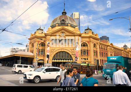 Les piétons traversant la route en face de la Flinders Street, Melbourne Australie Stration Banque D'Images