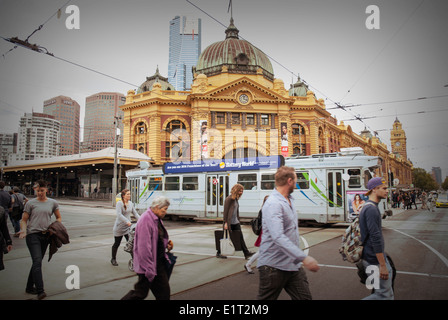 Les piétons traversant la route en face de la gare de Flinders Street, Melbourne, Australie Banque D'Images