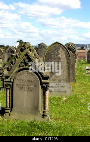 Pierres tombales anciennes dans un cimetière près de Liverpool, England, UK Banque D'Images