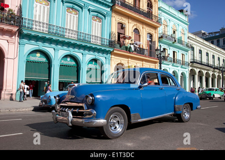 Voitures classiques et des rues, La Havane, Cuba Banque D'Images