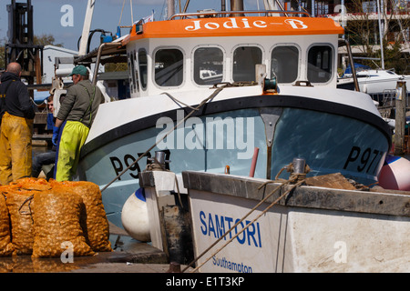 Du côté du port de pêcheur avec chalutier. Sacs de moules se leva en premier plan. Lymington Quayside, Hampshire. UK. Banque D'Images