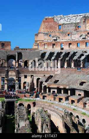 Ruines de la plus grande de Rome, le Colisée, l'amphithéâtre construit en 72AD par Vespasien. L'Empire romain, de l'Italie. Banque D'Images