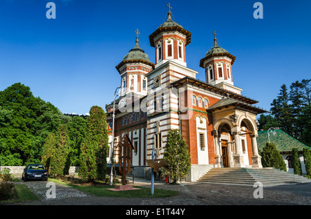 Monastère de Sinaia, construit en 1695, la Vallée de Prahova, et nommé d'après le mont Sinaï. Monument religieux pittoresque de Roumanie. Banque D'Images