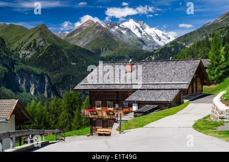 Paysage rural au Tyrol Alpes avec la plus haute montagne de l'Autriche en arrière-plan, le Grossglockner (3797 m. d'altitude) Banque D'Images