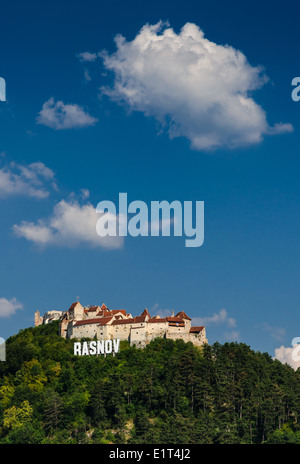 La Citadelle de Rasnov est un monument historique et monument en Roumanie. Il a été construit dans le cadre d'un système de défense pour la Transylvanie. Banque D'Images