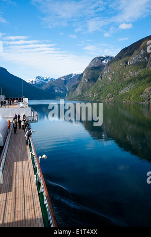 Au printemps, l'Aurlandsfjord Sognefjord, la Norvège vue depuis le pont d'Arcadia, bateau de croisière MV Banque D'Images