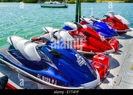 Amarré et colorée des jet-ski à louer sont prêts à glisser dans l'eau bleu-vert dans cette vie et de bateaux de plaisance de Southwest Florida, USA Banque D'Images