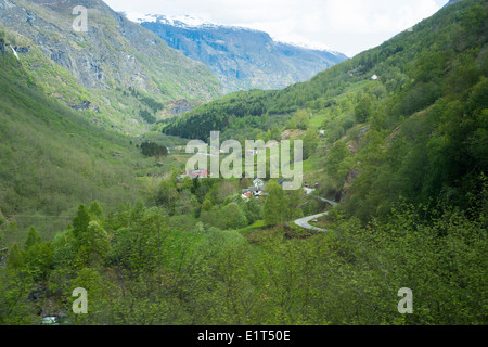 Vue depuis la Flamsbana in Norway à descendre dans la vallée près de Flam, Norvège Banque D'Images