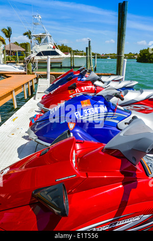 Amarré et colorée des jet-ski à louer sont prêts à glisser dans l'eau bleu-vert dans cette vie et de bateaux de plaisance de Southwest Florida, USA Banque D'Images