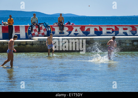 Les jeunes hommes jouent picigin bacvice en split croatie. picigin est un jeu traditionnel originaire de Dalmatie split bacvice Banque D'Images