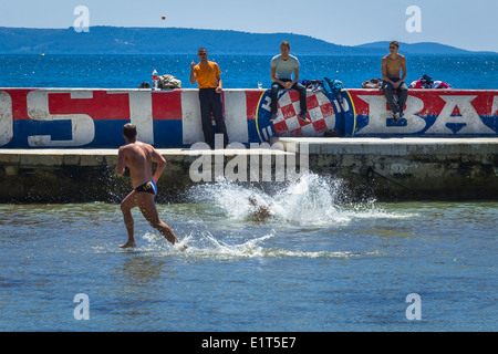 Les jeunes hommes jouent picigin bacvice en split croatie. picigin est un jeu traditionnel originaire de Dalmatie split bacvice Banque D'Images