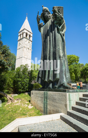 Statue de Grégoire de Nin par Ivan Meštrović en Split Dalmatie Croatie. Frotter l'orteil de la statue pour trouver un bon chance Banque D'Images