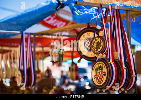 Un décrochage est la vente d'objets en bois traditionnel au cours de sudamja à riva split en Croatie, y compris pour les fioles et une horloge rakija Banque D'Images