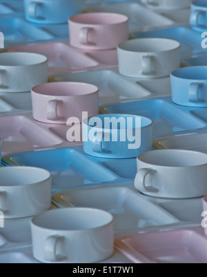 De tasses et assiettes pour le service d'attente pour l'alimentation Banque D'Images