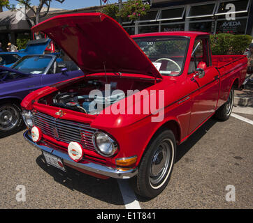 San Clemente, Californie, USA. 8 juin, 2014. Une ère des années 1970 Datsun rouge Pick Up Truck. Le 19e Congrès annuel 2014 San Clemente Car Show avec des nouveaux et vieux classique et de voitures exotiques et de camions a pris le centre-ville le long de l'Avenida del Mar le dimanche 8 juin, 2014. L'événement d'une journée réunit collectionneurs et amateurs de voitures de partout dans le sud de la Californie. Crédit : David Bro/ZUMAPRESS.com/Alamy Live News Banque D'Images