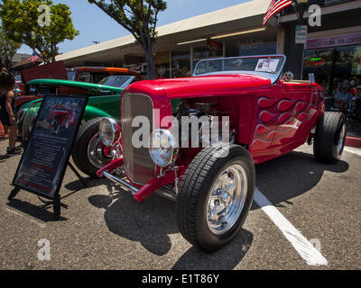 San Clemente, Californie, USA. 8 juin, 2014. Un rouge cerise 1939 Roadster Convertible Ford hot rod avec des flammes et des roues en alliage. Le 19e Congrès annuel 2014 San Clemente Car Show avec des nouveaux et vieux classique et de voitures exotiques et de camions a pris le centre-ville le long de l'Avenida del Mar le dimanche 8 juin, 2014. L'événement d'une journée réunit collectionneurs et amateurs de voitures de partout dans le sud de la Californie. Crédit : David Bro/ZUMAPRESS.com/Alamy Live News Banque D'Images