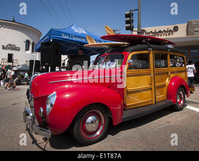 San Clemente, Californie, USA. 8 juin, 2014. Un stock fin des années 50, Ford rouge 'Woody' Panel Wagon avec des planches sur le toit. Le 19e Congrès annuel 2014 San Clemente Car Show avec des nouveaux et vieux classique et de voitures exotiques et de camions a pris le centre-ville le long de l'Avenida del Mar le dimanche 8 juin, 2014. L'événement d'une journée réunit collectionneurs et amateurs de voitures de partout dans le sud de la Californie. Crédit : David Bro/ZUMAPRESS.com/Alamy Live News Banque D'Images