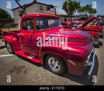 San Clemente, Californie, USA. 8 juin, 2014. Un classique de couleur rouge multi-étape Ford pick up truck côté rouge et bleu avec des flammes en métal du capot et des ailes avant avec roues en alliage. Le 19e Congrès annuel 2014 San Clemente Car Show avec des nouveaux et vieux classique et de voitures exotiques et de camions a pris le centre-ville le long de l'Avenida del Mar le dimanche 8 juin, 2014. L'événement d'une journée réunit collectionneurs et amateurs de voitures de partout dans le sud de la Californie. Crédit : David Bro/ZUMAPRESS.com/Alamy Live News Banque D'Images