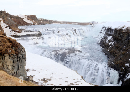 La rivière Hvita rivière coule à travers la gorge de Gullfoss et sur la cascade de Gullfoss, dans le sud-ouest de l'Islande. Banque D'Images