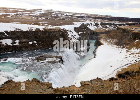 La rivière Hvita rivière coule à travers la gorge de Gullfoss et sur la cascade de Gullfoss, dans le sud-ouest de l'Islande. Banque D'Images