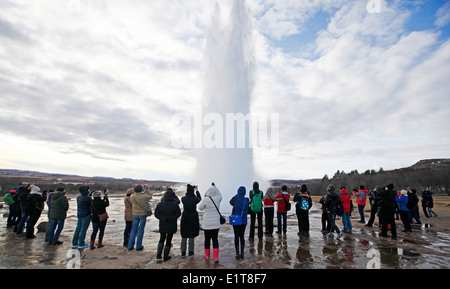 Strokkur geyser éclate à Haukadalur vallée de active par géothermie en Islande. Banque D'Images