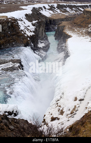 La rivière Hvita rivière coule à travers la gorge de Gullfoss et sur la cascade de Gullfoss, dans le sud-ouest de l'Islande. Banque D'Images