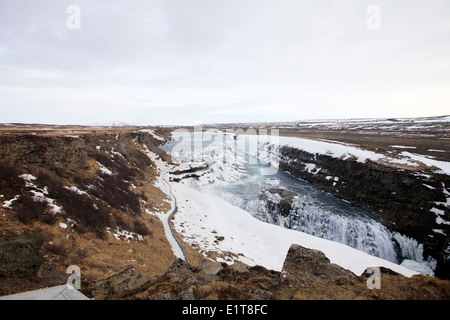 La rivière Hvita rivière coule à travers la gorge de Gullfoss et sur la cascade de Gullfoss, dans le sud-ouest de l'Islande. Banque D'Images