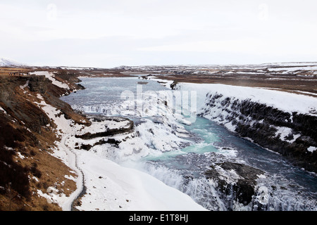 La rivière Hvita rivière coule à travers la gorge de Gullfoss et sur la cascade de Gullfoss, dans le sud-ouest de l'Islande. Banque D'Images