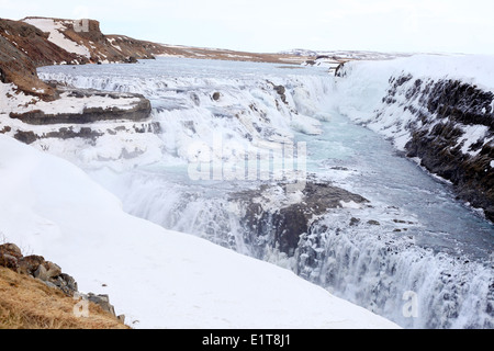 La rivière Hvita rivière coule à travers la gorge de Gullfoss et sur la cascade de Gullfoss, dans le sud-ouest de l'Islande. Banque D'Images