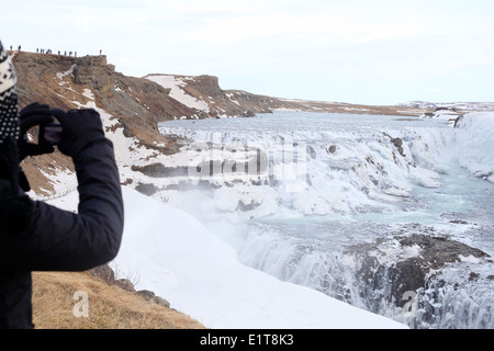 La rivière Hvita rivière coule à travers la gorge de Gullfoss et sur la cascade de Gullfoss, dans le sud-ouest de l'Islande. Banque D'Images