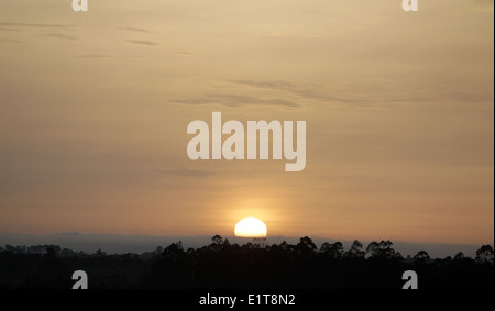 Le soleil se lève dans le jour se lève sur la ville de Lira dans le district de Lira d'Ouganda du Nord. Banque D'Images