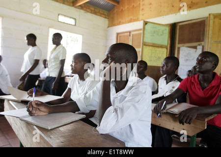 Les enfants de l'École des études à leurs ONG financée l'école dans la région de Nakasongola en Ouganda Banque D'Images