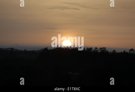 Le soleil se lève dans le jour se lève sur la ville de Lira dans le district de Lira d'Ouganda du Nord. Banque D'Images