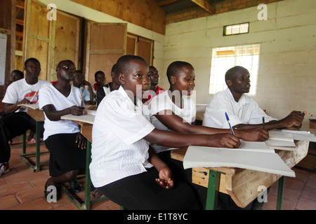 Les enfants de l'École des études à leurs ONG financée l'école dans la région de Nakasongola en Ouganda Banque D'Images