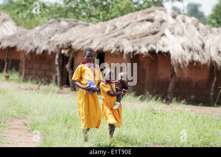 Les enfants de l'école dans leur village dans le district de Lira d'Ouganda du Nord. Banque D'Images