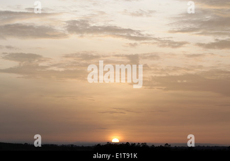 Le soleil se lève dans le jour se lève sur la ville de Lira dans le district de Lira d'Ouganda du Nord. Banque D'Images