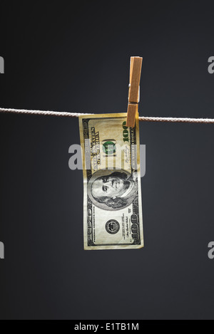 La monnaie américaine. USA argent, Dollar bills hanging sur corde attachée avec des pinces à linge. Banque D'Images