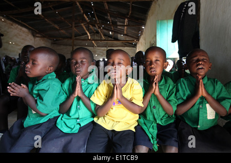 Priez pour les enfants à une école financée par des ONG dans le district de Nyagatare Rwanda Banque D'Images