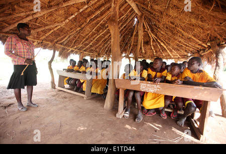 Les enfants de l'école enseigne à leur école de village dans le district de Lira d'Ouganda du Nord. Banque D'Images