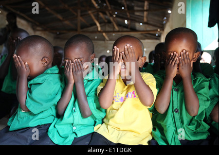 Priez pour les enfants à une école financée par des ONG dans le district de Nyagatare Rwanda Banque D'Images