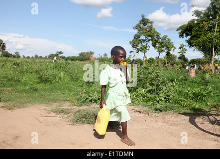 Une jeune fille recueille l'eau dans la région de Lira du nord de l'Ouganda, l'Afrique de l'Est. Banque D'Images