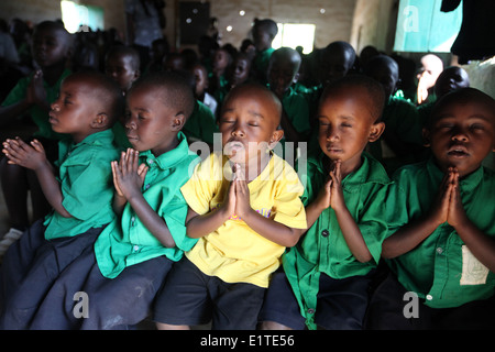 Priez pour les enfants à une école financée par des ONG dans le district de Nyagatare Rwanda Banque D'Images