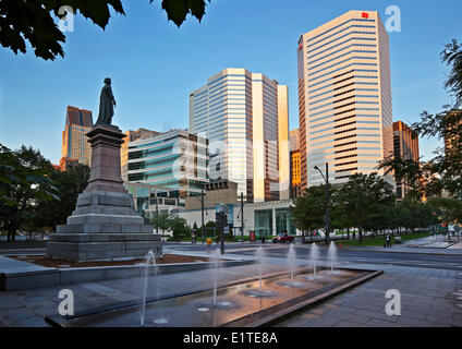 Gratte-ciel et statue de la reine Victoria, Victoria Square, Montréal, Québec, Canada. Banque D'Images