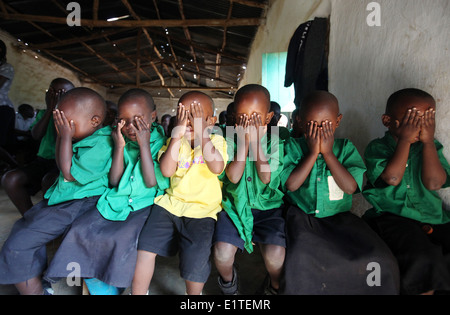 Priez pour les enfants à une école financée par des ONG dans le district de Nyagatare Rwanda Banque D'Images